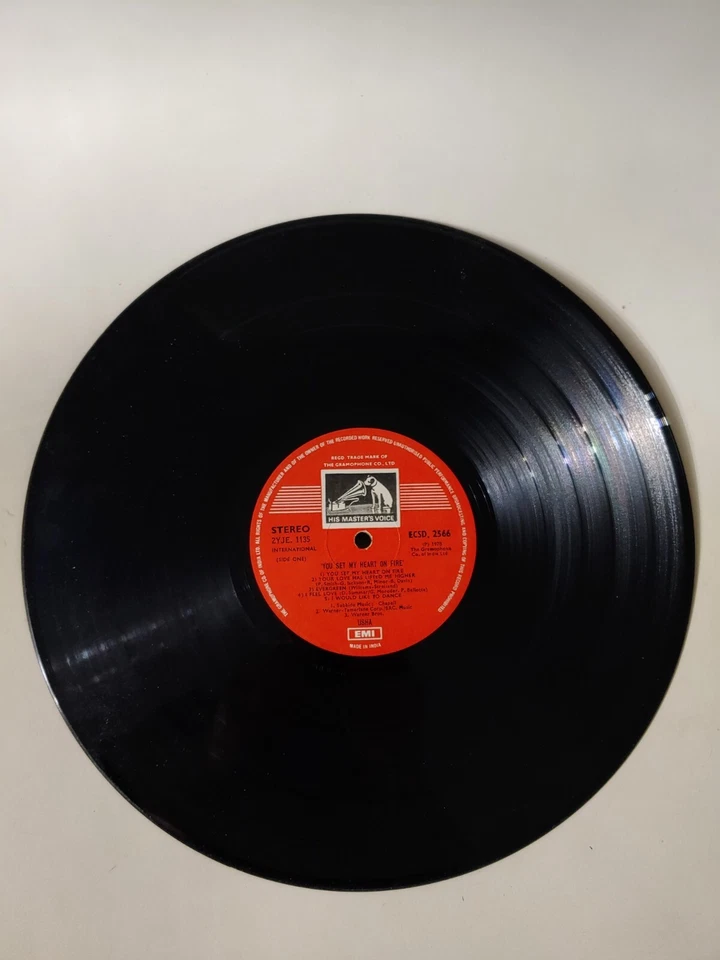 Usha Uthup - You Set My Heart On Fire - EMI HMV India - ECSD 2566 - 1978 LP Foto 3 de 4