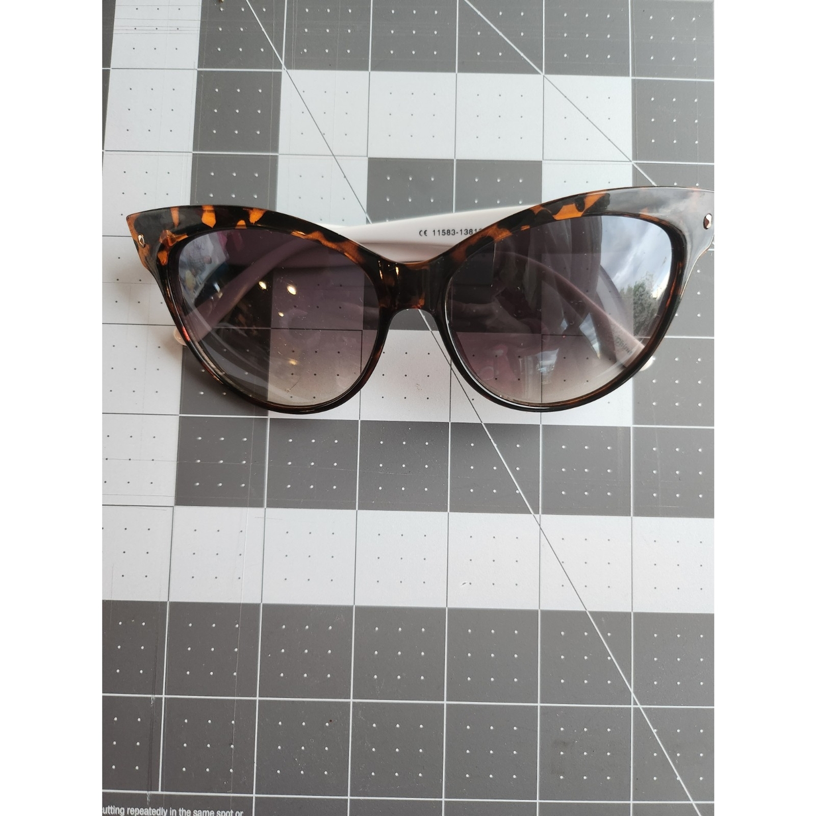 Womens Cat Eye Sunglasses with Case B24-image