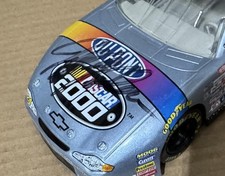 2000 Jeff Gordon SIGNED Dupont NASCAR 2000 1:24 scale car