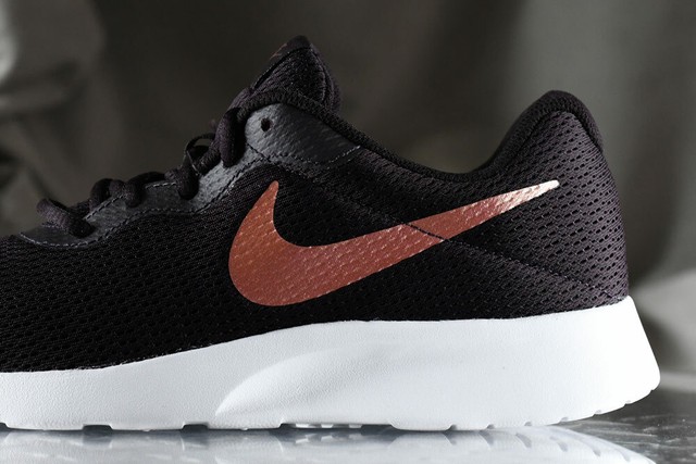nike women's tanjun burgundy