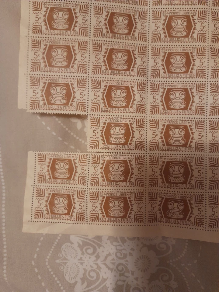 Wallis & Futuna - Native pottery -  block of 98 France Libre 5c stamps 1944 - Image 4 of 4