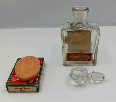 Antiker französischer Glas Parfüm Flakon mit facettiertem Stopfen + Vintage Seife Geschenk