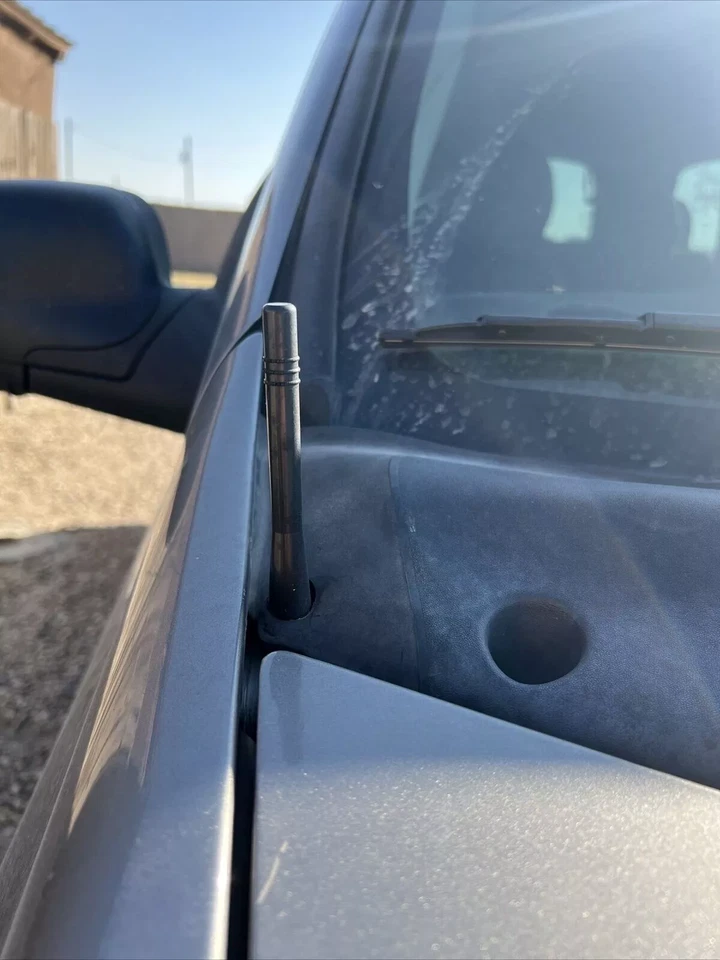 Radio mástil de antena de aluminio negro corto de 4" para Chevrolet Trailblazer 2002-2009 Foto 3 de 4