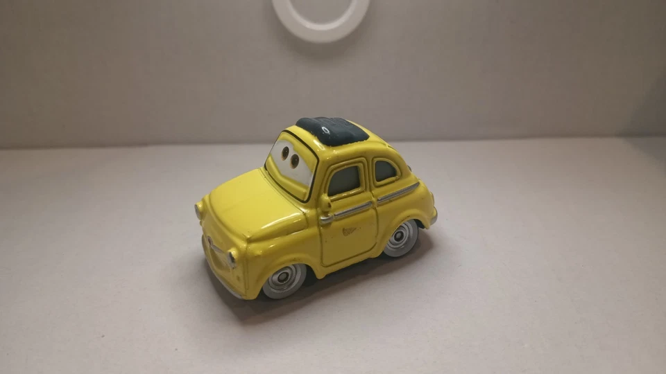 Lote solto de brinquedo fundido para 2 carros Disney Pixar Cars Luigi & Guido - Imagem 4 de 4
