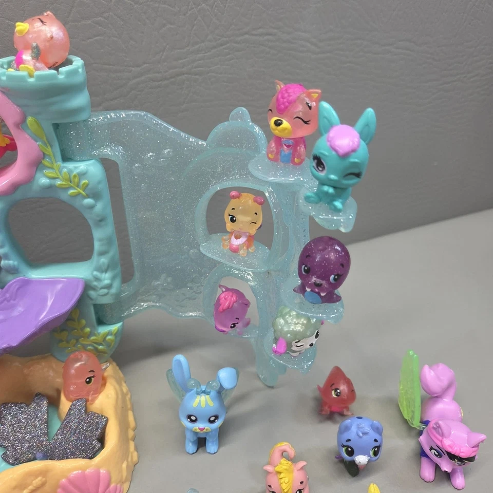 Игровой набор Hatchimals CollEGtibles Mermal Magic Coral Castle и лот из 63 фигурок - Изображение 3 из 4