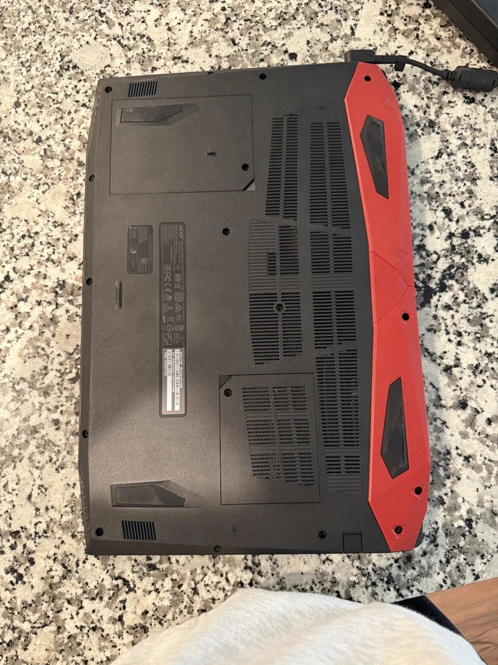 Acer Predator N17C1 15.6" i7-8750H & GTX1060, 16GB Ram 256GB SSD  Foto 3 de 4