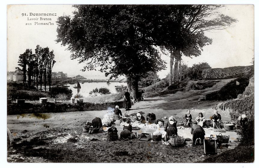 CPA Douarnenez, Rue Jean-Bart, Un défilé de Noces