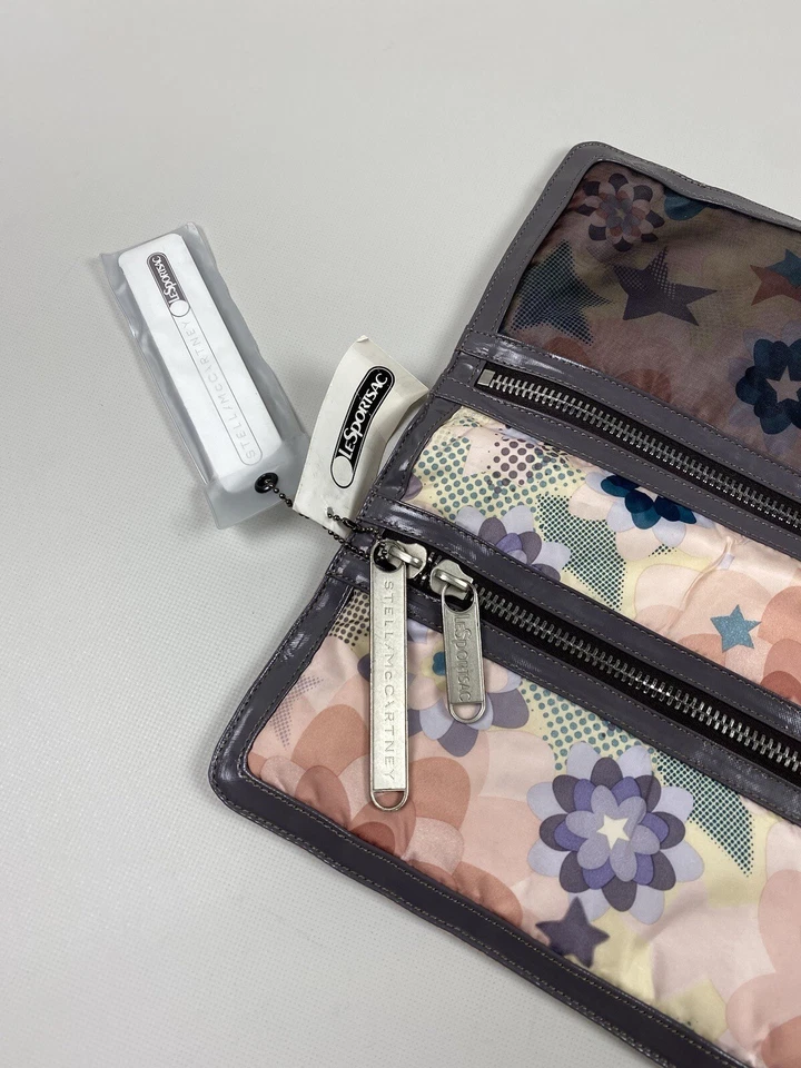 ¡NUEVO CON ETIQUETAS! Bolso clutch Stella McCartney Lesportsac estampado posh para mujer  Foto 2 de 4