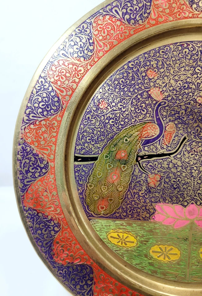 Plato de pared multicolor decorado de latón macizo vintage con pavos reales/hecho en India Foto 2 de 4