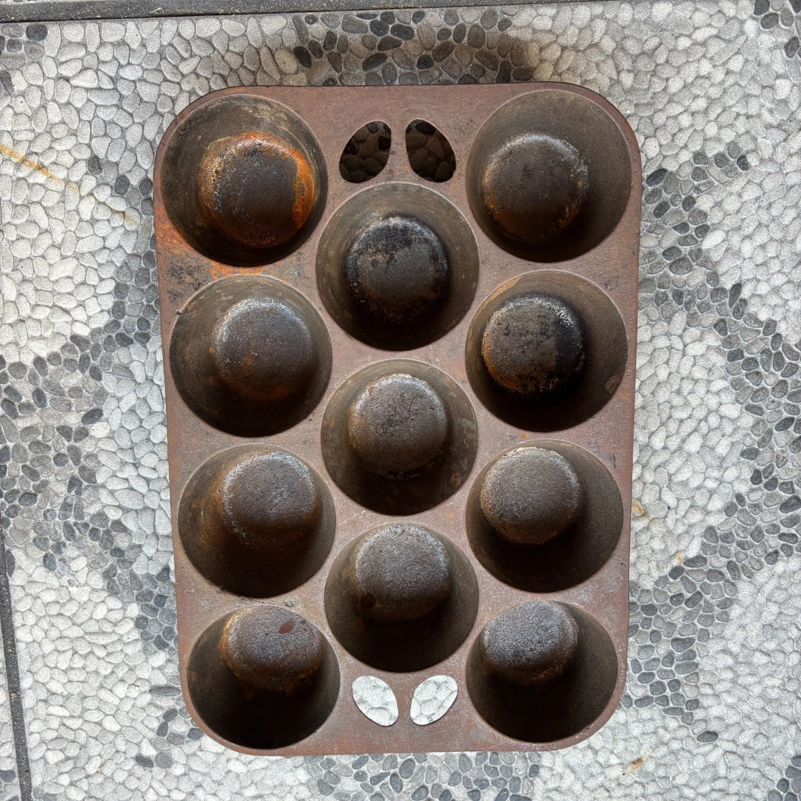 Unmarked Vintage Cast Iron Muffin Pan USA 11 Count Popover Baking Griswold O