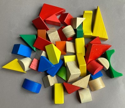 42 Holzbauklötze Spielzeug Holz Klötze Natur & Farbe Konvolut Dach Bogen Dreieck