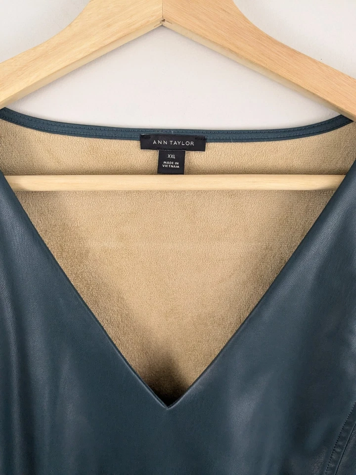 Топ Ann Taylor из искусственной кожи с коротким рукавом с v-образным вырезом XXL плюс зеленый эластичный праздничный - Изображение 4 из 4