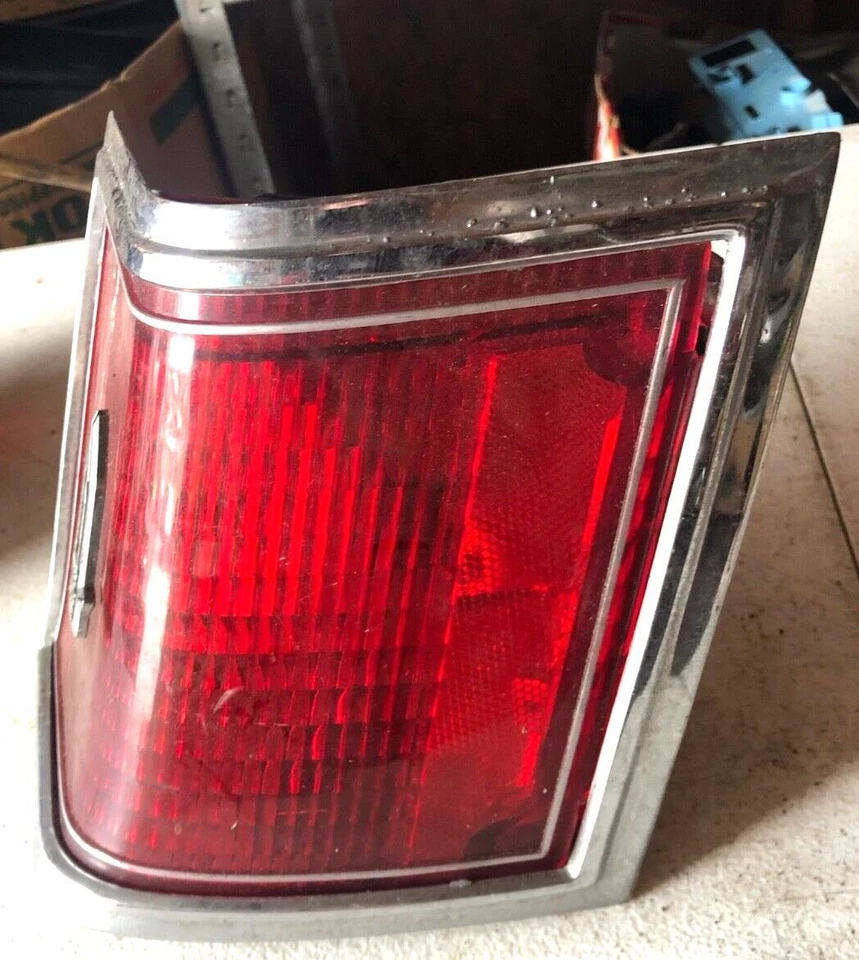 Conjunto de lanterna traseira 1976-1979 Cadillac Sevilha destro - Imagem 4 de 4