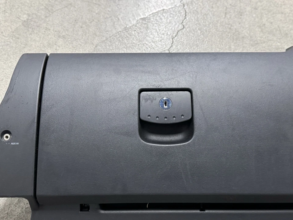 Guantera negra Volkswagen Beetle 1998-2010 fabricante de equipos originales compartimento de almacenamiento con auxiliar Foto 3 de 4