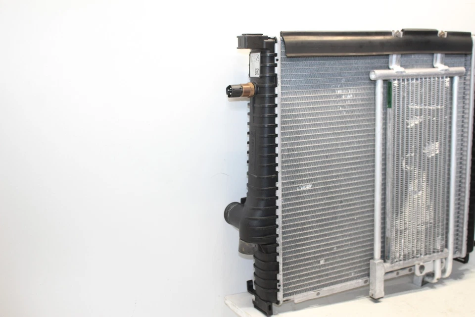 1996-2002 BMW Z3 1.9L M44 RADIADOR DE REFRIGERAÇÃO DO MOTOR 1719108 FABRICANTE DE EQUIPAMENTO ORIGINAL - Imagem 4 de 4