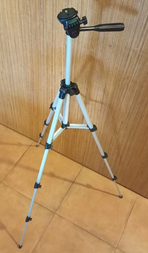 Trípode de aluminio con un diseño ligero y práctico - Imagen 4 de 4