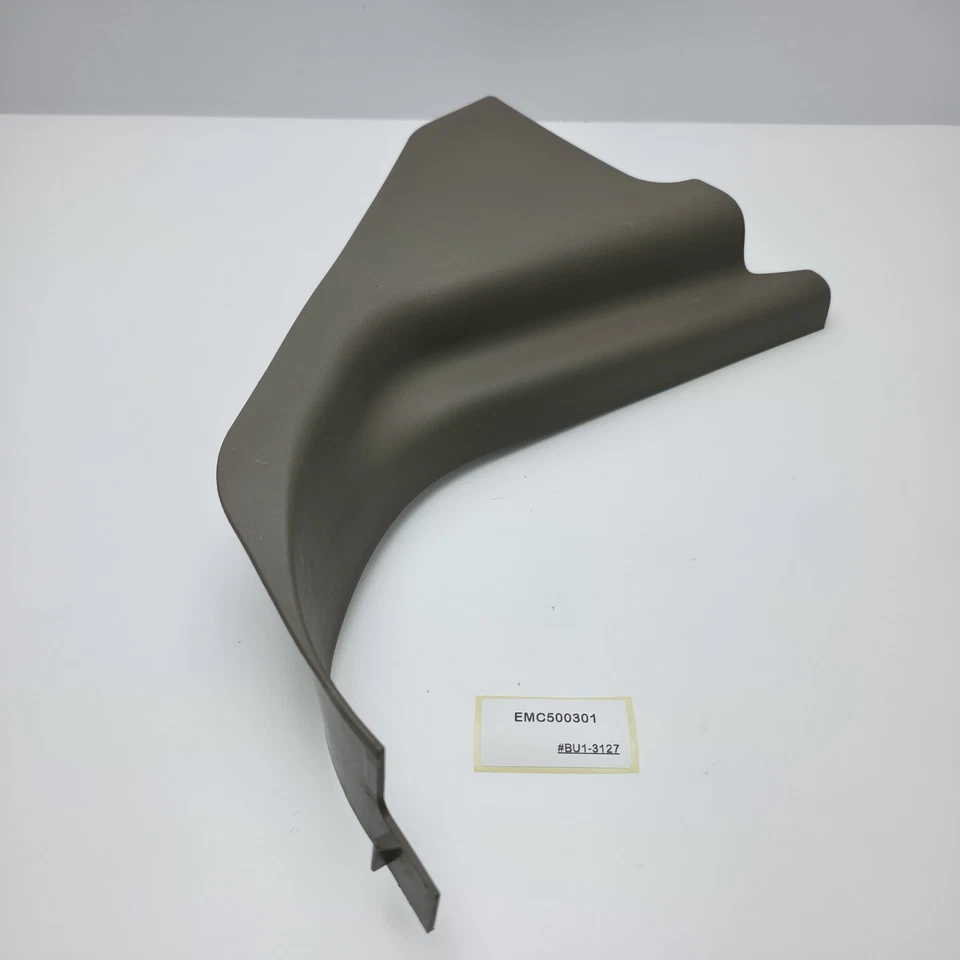 2005 Land Rover LR3 Front Right Side Lower Kick Panel EMC500301 - Imagem 3 de 4