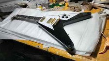 Chitarra elettrica personalizzata Jimi Hendrix Flying V nera hardware oro 6 corde