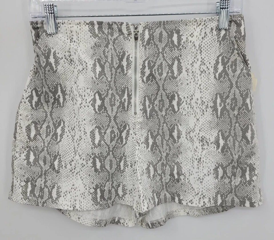 Pantalones Cortos Altard State Para Mujer Medianos Estampado de Serpiente Frente Plano Boho Fluido Festival Foto 2 de 4