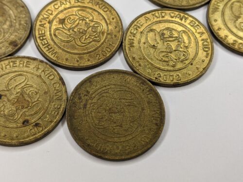 x13 LOTE MIXTO 2001 2002 1997 Chuck E Cheese Tokens 1 Showbiz Pizza Place Moneda 6D - Imagen 4 de 10