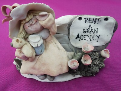 Rent a Gran Agency - Oma mit Teddybär im Blumengarten - Handarbeit aus Ton
