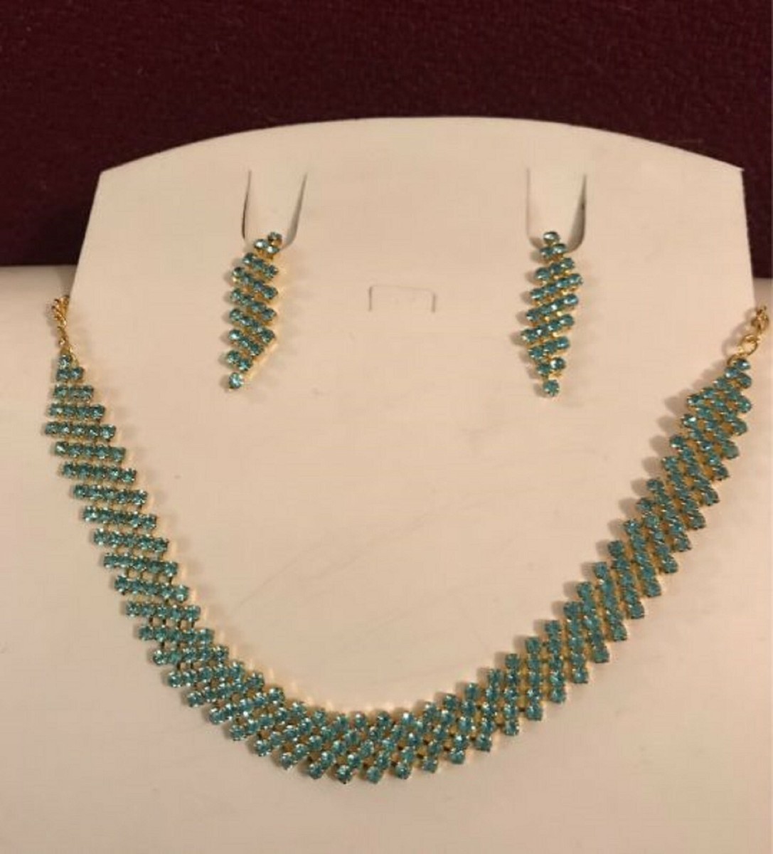 Green Stone Necklace and Earrings (NKGR)