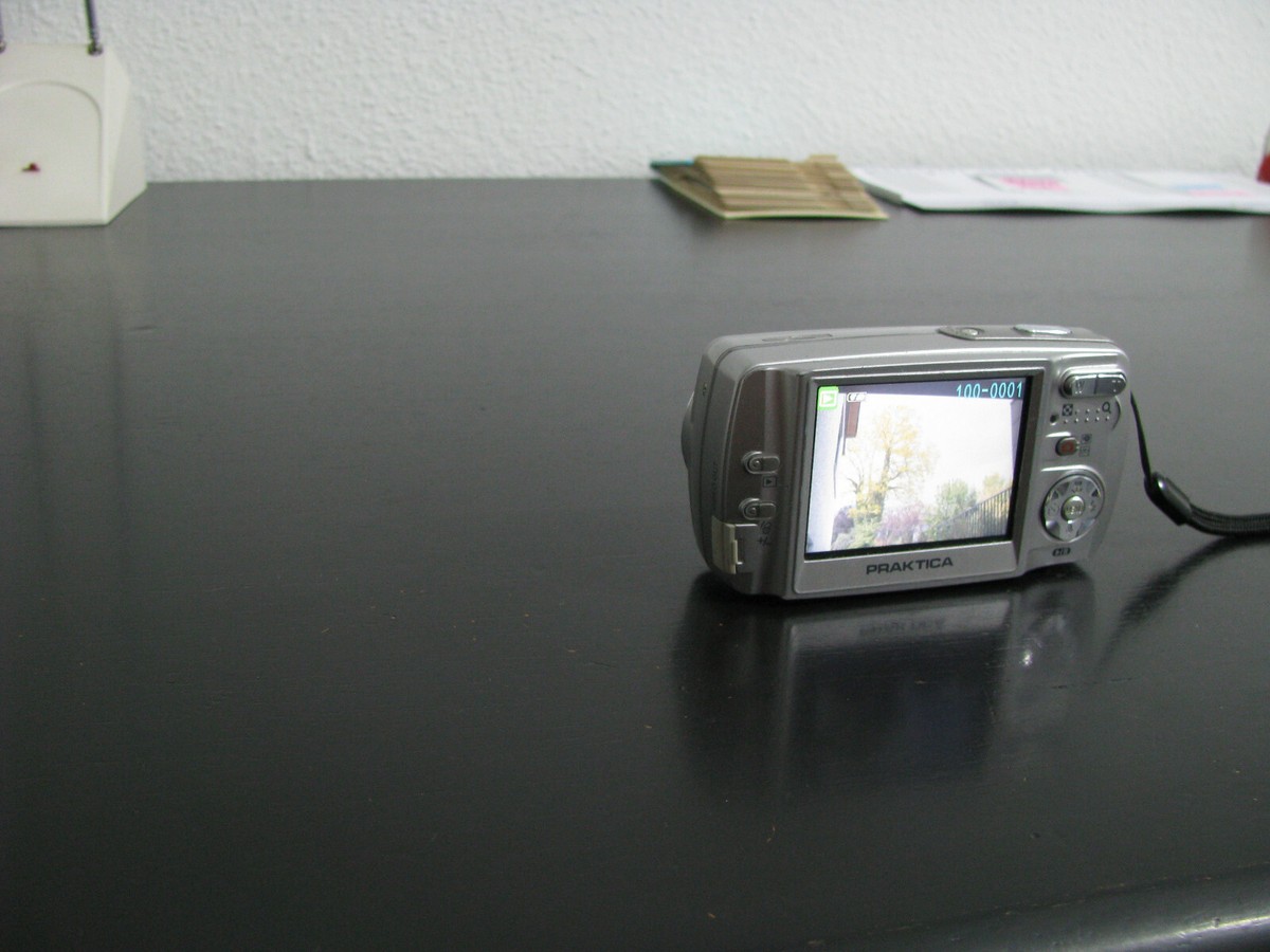 Appareil photo numérique Praktica 540 Z avec accessoires dans son emballage d'or