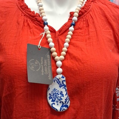 Blue & White Floral Oyster Shell Pendant Beaded Necklace, Shell & Wooden Beads