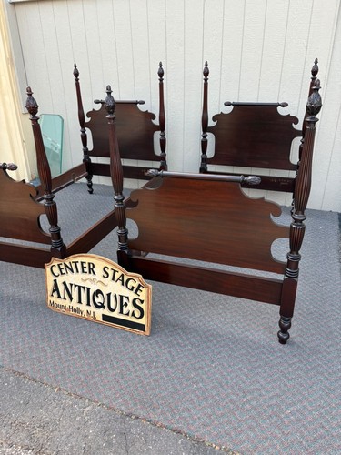 67668 Pair Vintage PAINE Furn. Mahogany Twin Beds with Carved Pineapple Finials