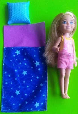 Barbie It Takes Two Camping Chelsea Puppe & Sternenschlafsack Kissen Mattel 6 Zoll