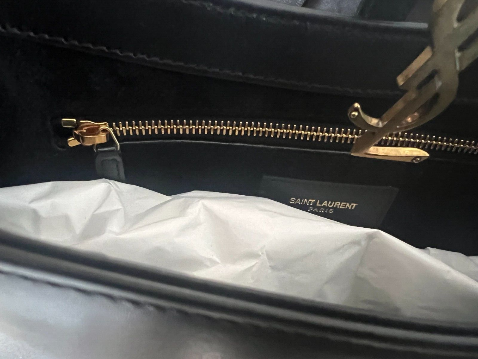 Borsa a tracolla Saint Laurent 5A7 logo placca nera in pelle liscia prezzo consigliato £ 1755