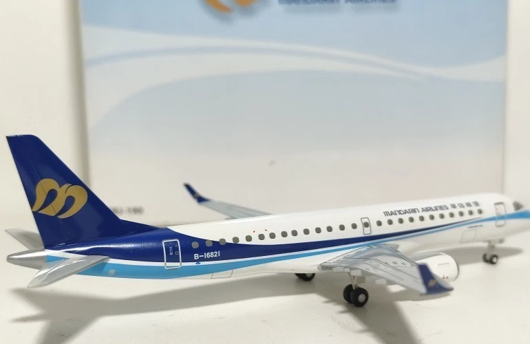 Avião modelo Hogan 1:200 Mandarin Airlines Embraer ERJ-190 1990'S cores B-16821 - Imagem 3 de 4