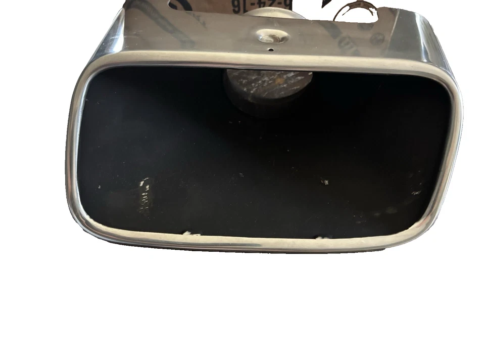 Extensión cromada lado pasajero Dodge Challenger 2015-2016 OEM 68256830AB Foto 2 de 4