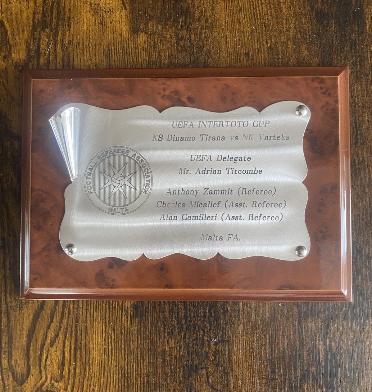 Placa FA Malta - Dinamo Tirana vs NK Varteks - Regalo delegado de fútbol UEFA