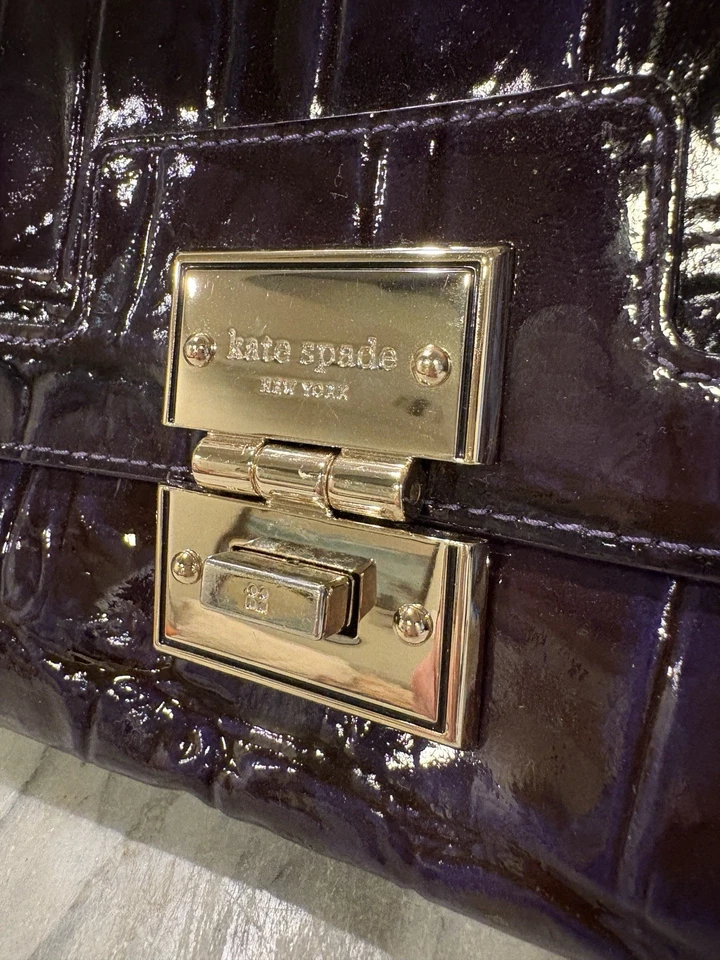 Винтажная сумка через плечо Kate Spade с тиснением узор аллигатор фиолетовая лакированная кожа - Изображение 2 из 4