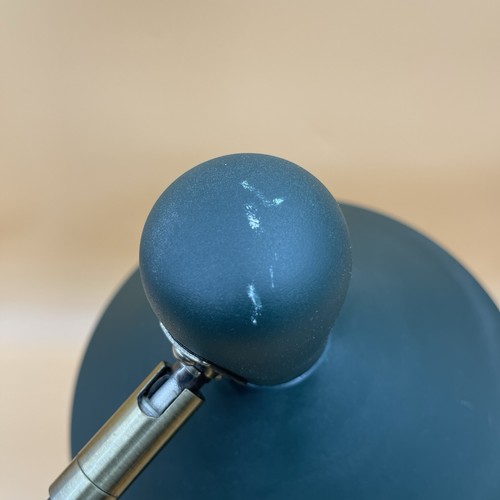 Interruptor de lámpara de escritorio de mesa grande pesado ajustable verde Anglepoise Made.com funcionando - Imagen 11 de 18