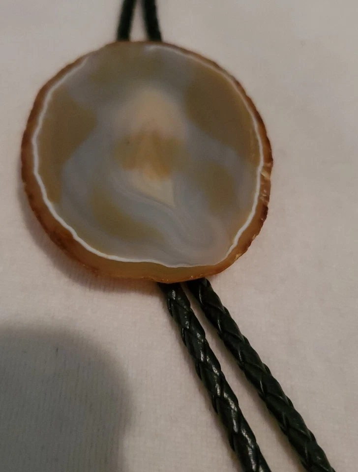 Corbata Bolo negra con puntas de metal y piedra natural marrón y azul claro Foto 3 de 4