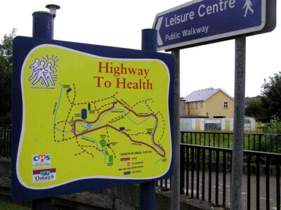 Foto 6x4 Highway to Health, Omagh An Oghmagh Dieses Informationsschild ist er c2007