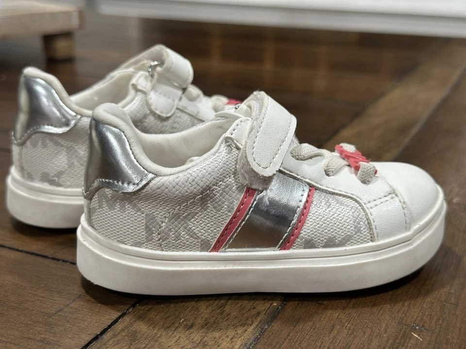 Zapatilla deportiva Michael Kors para niños pequeños talla 5 Foto 2 de 4