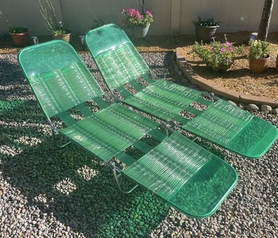 Vintage Tri-Fold Avocado Green Jelly Tube Vinyl Lounge Beach Lawn Chairs 