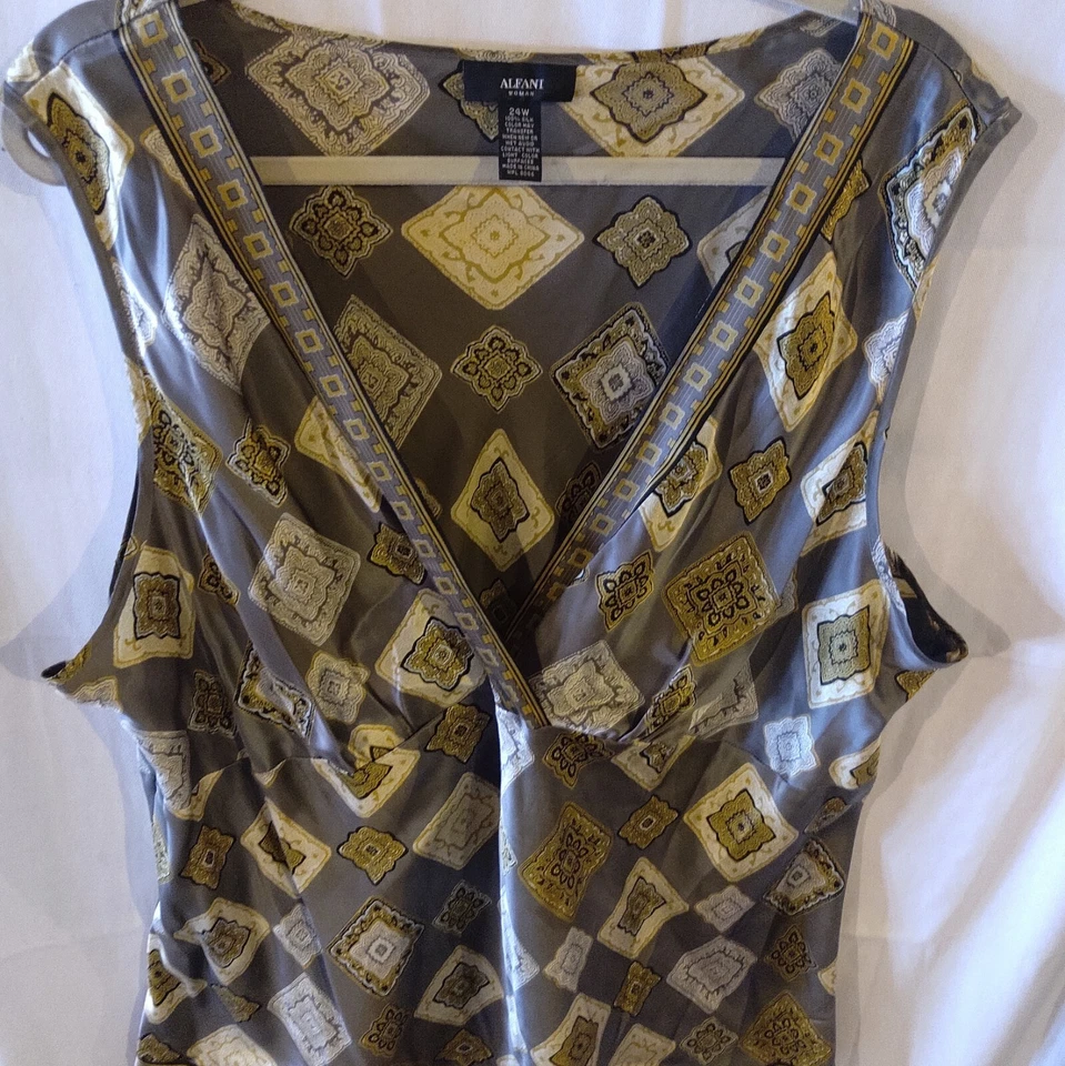 Top de seda gris sin mangas para mujer de Alfani talla 24w Foto 3 de 4