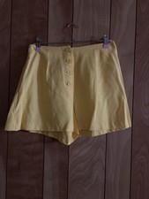 Tracy Evan’s Women’s yellow high-waisted shorts with front buttons Size 7