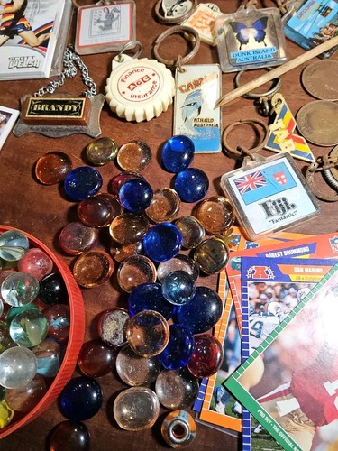 Quantity Vintage Collectables Coins Flags, Keyrings, Trading Cards + Other - Picture 11 of 14