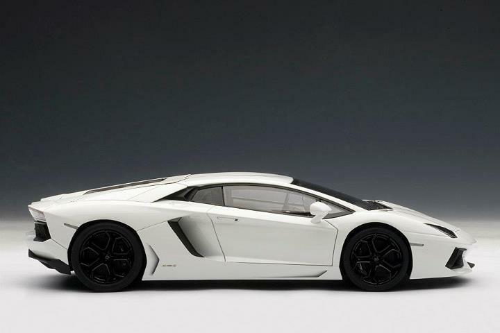 LAMBORGHINI AVENTADOR COUPE LP700-4 BIANCO ISIS WHITE 1:18 by