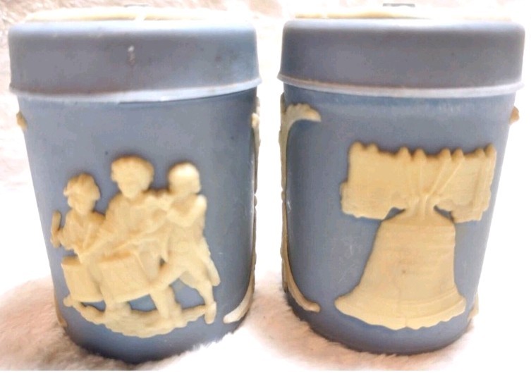 Vintage 1970's Salt/Pepper shakers Blue & White Colonial Americana Plastic 