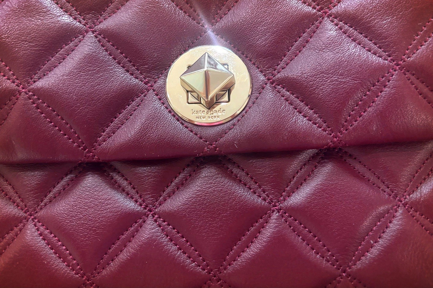 Borsa a tracolla Kate Spade Natalia liscia trapuntata pelle ciliegio media patta