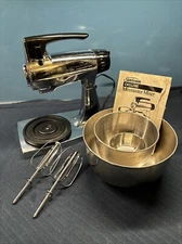 VINTAGE SUNBEAM DELUXE MIXMASTER 12 SPEED MIXERw/BOWLS & BEATERS ***READ***
