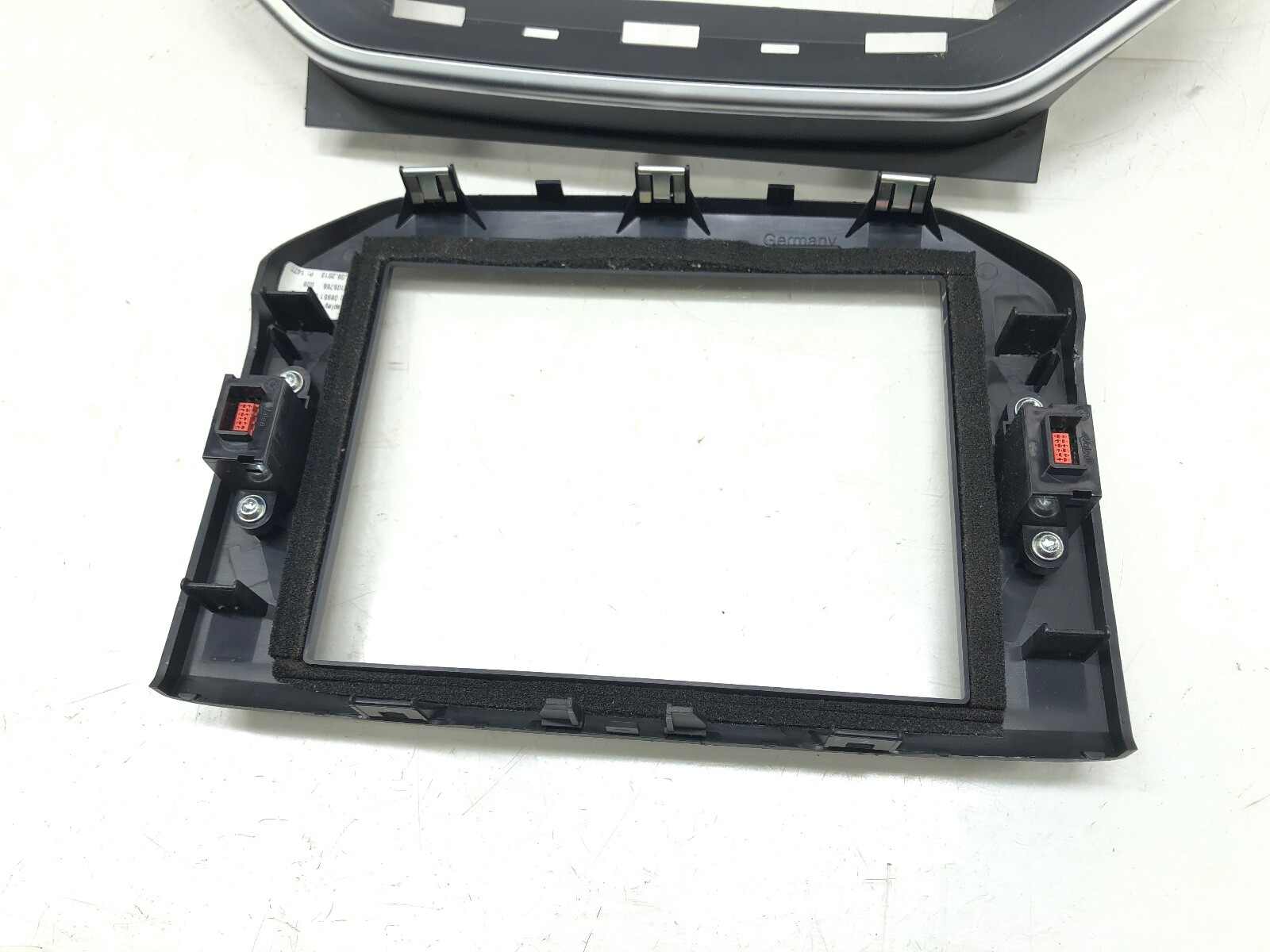 2014-2019 MASERATI GHIBLI FRONT CENTRAL BEZEL TRIM W/ GRILLE OEM.