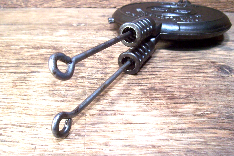 VINTAGE GRISWOLD BIG BLOCK AMERICAN 8 CAST IRON WAFFLE MAKER PADDLES