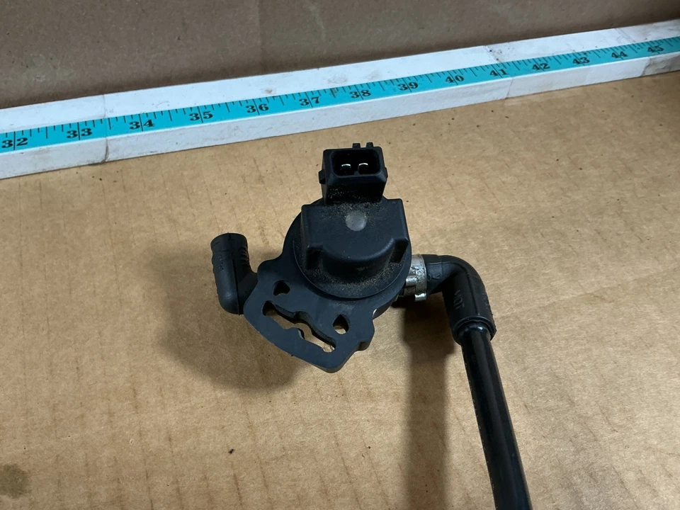 Válvula de purga de bote de vapor Mercedes-Benz C250 2012-2014 A0004708993 OEM Foto 2 de 4